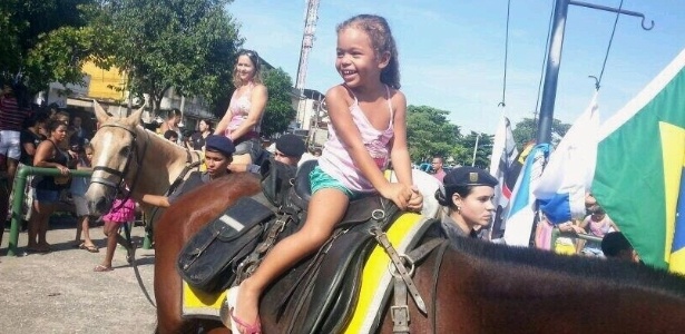 Com o auxílio de policiais militares treinados, crianças, adultos e até idosos andaram a cavalo pela praça - Divulgação/Secretaria de Estado de Segurança do Rio de Janeiro