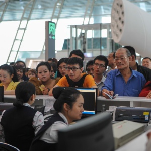 Passageiros no check-in do aeroporto de Shenzhen, China - Mao Siqian/Xinhua