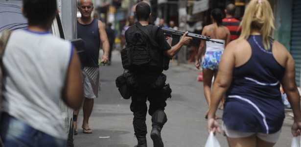 Policial patrulha rua na favela da Maré - Tânia Rêgo/Agência Brasil