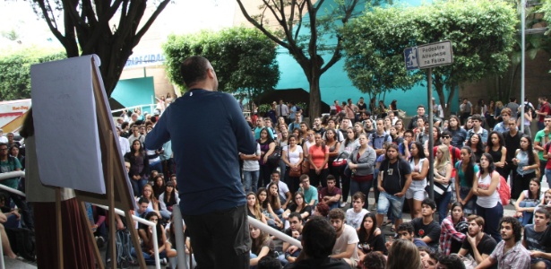 Após um mês e meio de atraso alunos da USP Leste voltam às aulas em salas improvisadas na Unicid - Marco Guimarães/Frame/Agência O Globo