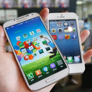 Samsung Galaxy S4 e iPhone 5 são vistos em loja de eletrônicos em Seul, na Coreia do Sul - 13.mai.2013 - Kim Hong-Ji/Reuters