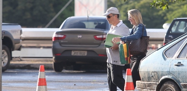 Ex-tesoureiro do extinto PL (atual PR) Jacinto Lamas é visto conversando com sua mulher no estacionamento próximo ao local onde ele trabalha, em Brasília - Sérgio Lima - 1º.abr.2014/Folhapress