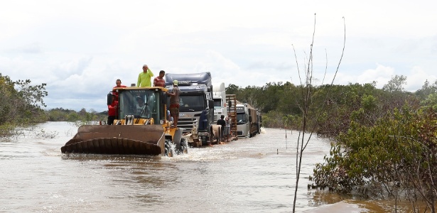 Caminhões tentam fazer a travessia terrestre para Rio Branco, no Acre. A BR-364, principal ligação com o Estado, ainda tem seis trechos de alagamento - Sérgio Vale/Secom