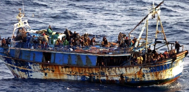 No final de março, 408 imigrantes ilegais tentaram acessar a ilha grega de Creta em um barco - AFP/Arquivo