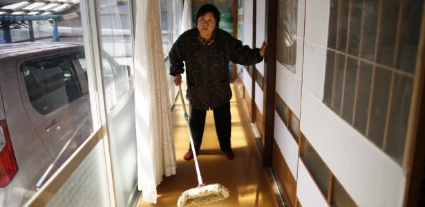 Kimiko Koyama, 69, limpa sua casa após retornar à região de Tamura, em Fukushima (Japão), três anos depois de ser retirada do local devido ao desastre nuclear na usina de Fukushima. Em março de 2011, a usina sofreu um grave vazamento de material radioativo depois do terremoto seguido de tsunami - Issei Kato/Reuters