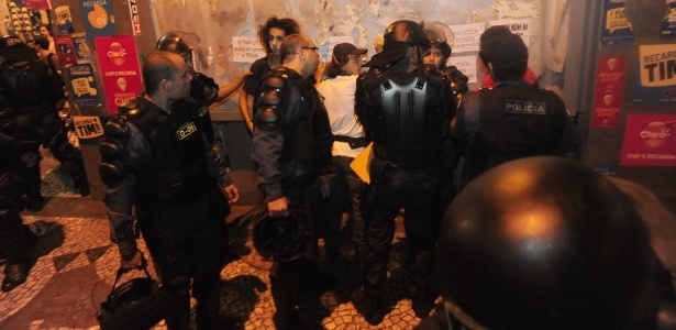 Policias revistam manifestantes durante ato que lembra os 50 anos do golpe no centro do Rio - Fabio Teixeira/UOL