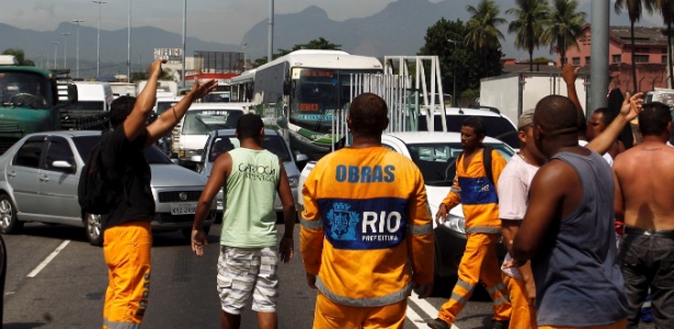 Operários do Rio de Janeiro fazem protesto durante a greve. Volta ao trabalho foi convocada