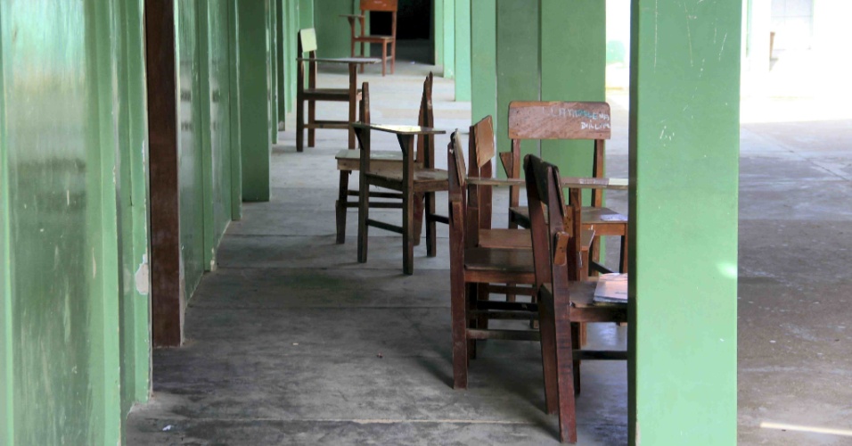 Escola faz rodízio de aulas por falta de carteiras; veja fotos - Fotos ...