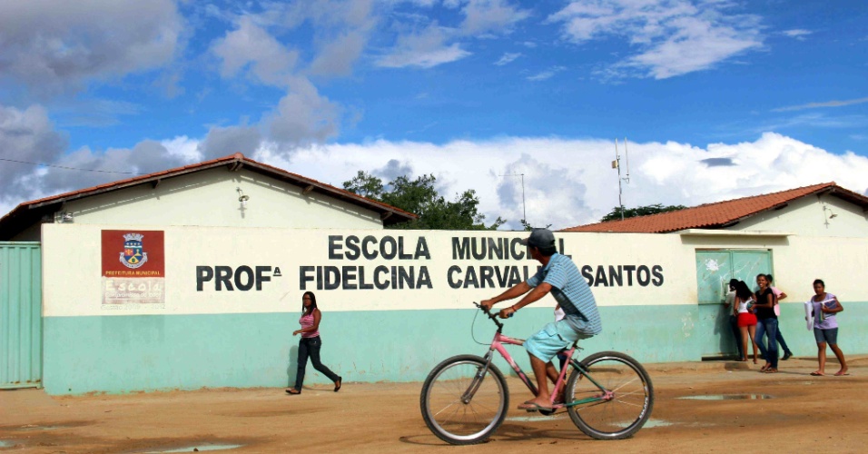 Escola faz rodízio de aulas por falta de carteiras; veja fotos - Fotos ...