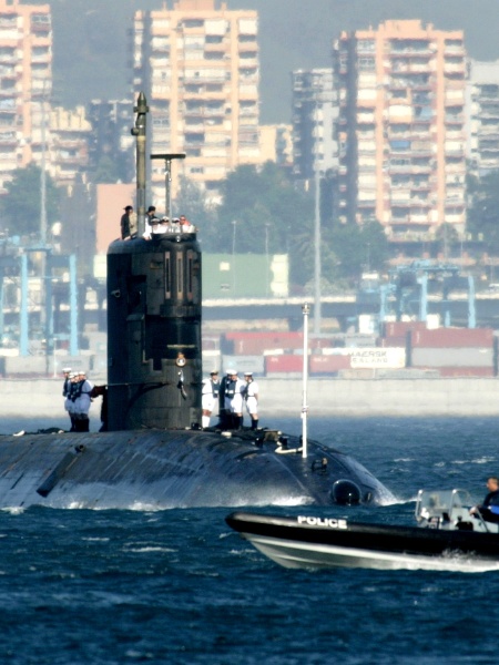Em imagem de arquivo, de 9 de julho de 2004, o submarino nuclear britânico HMS Tireless se aproxima no porto de Gibraltar - Jose Luis Roca/AFP