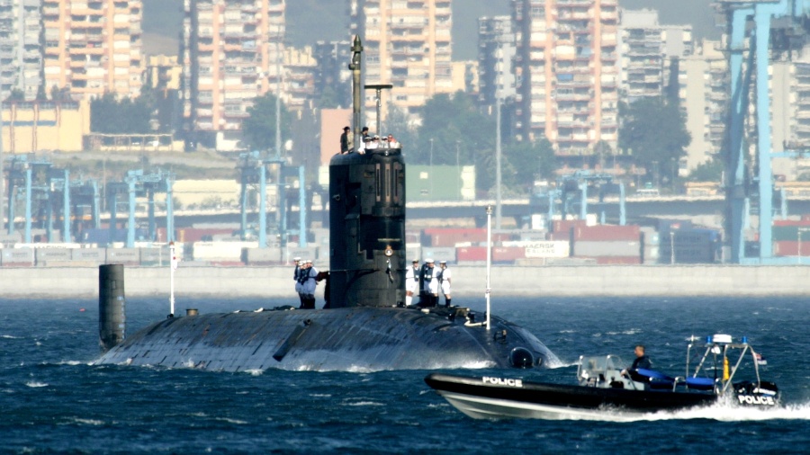 Em imagem de arquivo, de 9 de julho de 2004, o submarino nuclear britânico HMS Tireless se aproxima no porto de Gibraltar, enclave britânico na península ibérica - Jose Luis Roca/AFP