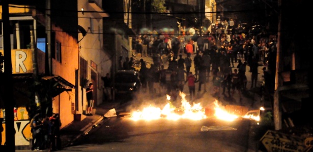 Moradores do bairro Cidade São Jorge, em Santo André montam barricadas para conter ação de policiais durante protesto. Um carro e um ônibus foram incendiados em meio às manifestações - Raul Doria/Futura Press/Estadão Conteúdo