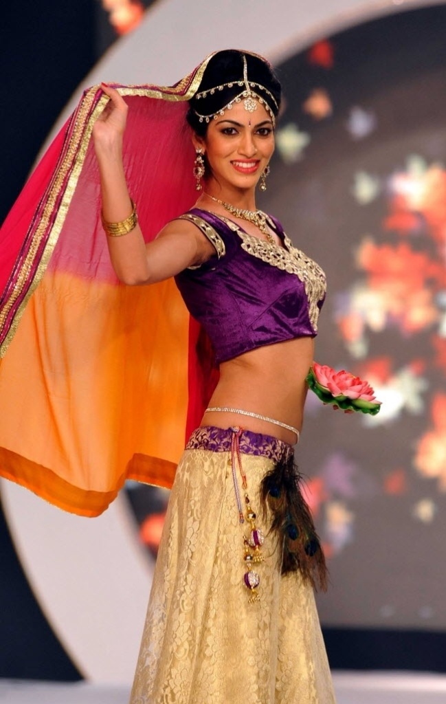 2.abr.2014 - Uma das finalistas do Miss Índia 2014 caminha em rampa usando trajes típicos em Mumbai nesta terça-feira (1º). A 51ª edição do concurso de beleza irá eleger no dia 5 de abril a Miss Índia, que irá representar o país no Miss Mundo 2014