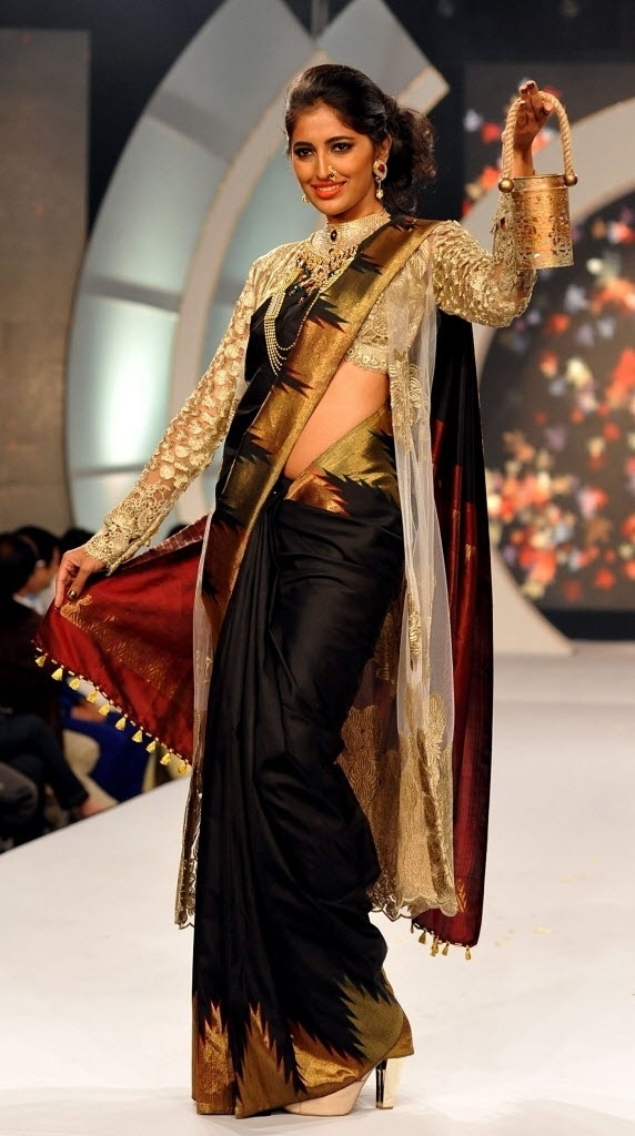 2.abr.2014 - Uma das finalistas do Miss Índia 2014 caminha em rampa usando trajes típicos em Mumbai nesta terça-feira (1º). A 51ª edição do concurso de beleza irá eleger no dia 5 de abril a Miss Índia, que irá representar o país no Miss Mundo 2014