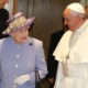 3.abr.2014 - A rainha Elizabeth 2ª caminha com o papa Francisco durante encontro no Vaticano, nesta quinta-feira (3). É o primeiro encontro entre o pontífice e a rainha, que viajou a Roma a convite do presidente da Itália, Giorgio Napolitano - Stefano Rellandini/Reuters