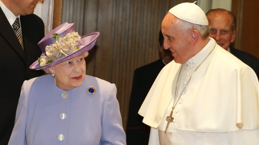 3.abr.2014 - A rainha Elizabeth 2ª caminha com o papa Francisco durante 1º encontro entre ambos no Vaticano - Stefano Rellandini/Reuters