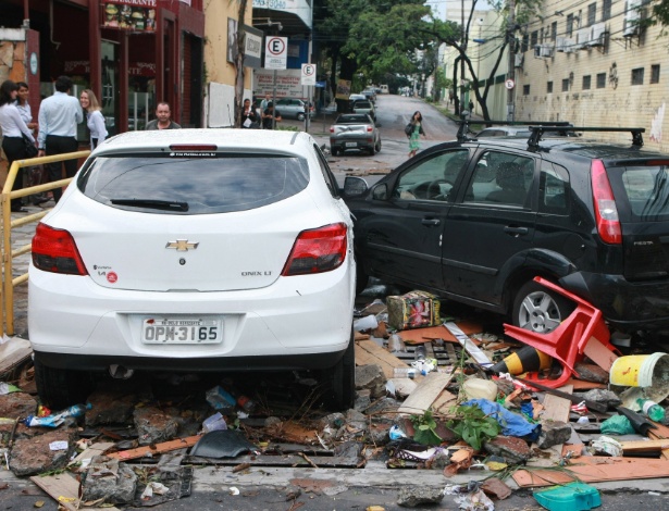 Carros arrastados pela enxurrada durante forte chuva em Belo Horizonte - Carlos Rhienck/Hoje em Dia/Agência O Globo