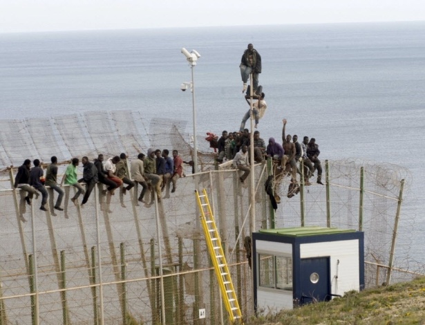 Cerca de 25 imigrantes da África subsaariana permanecem em cima de cerca no enclave espanhol de Melilla - Paco F. Guerrero/Efe