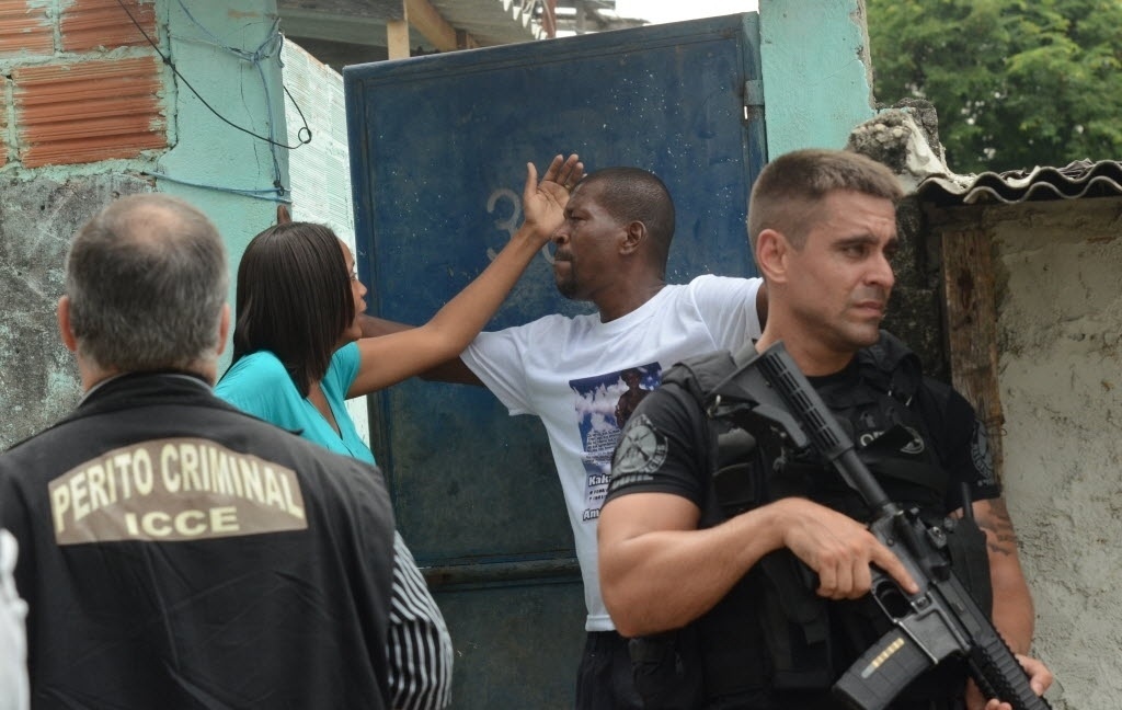 Fotos: Mulher é arrastada por carro da PM após ser baleada em favela do ...