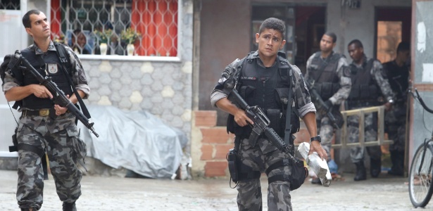 Policiais do BAC (Batalhão de Ações com Cães) da Polícia Militar do Rio de Janeiro realizam patrulha de reconhecimento no Complexo de favelas da Maré, na zona norte da capital - Guilherme Pinto/Agência O Globo