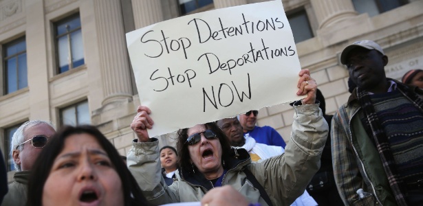 Ativistas pedem o fim das deportações durante protesto realizado em Newark, New Jersey - 5.abr.2014 - John Moore/Getty Images/AFP