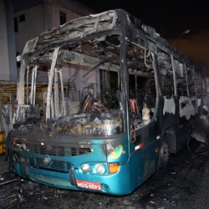 Ônibus foi queimado no sábado em Criciúma (SC) - Alvarélio Kurossu/Agência RBS/Estadão Conteúdo