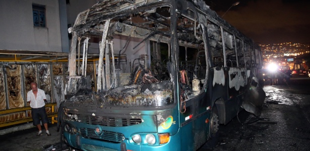 O ônibus é incendiado na madrugada deste sábado (5), em Criciúma (SC) - Alvarélio Kurossu/Agência RBS/Estadão Conteúdo