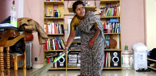 A doméstica indiana Reena Sanmugan, 35, limpa casa em Nova Déli (Índia) - Atul Vohra /Efe