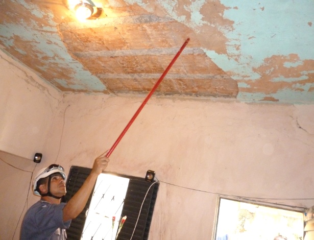 Bombeiro checa teto de casa após tremores em Montes Claros (MG) - Corpo de Bombeiros/Divulgação