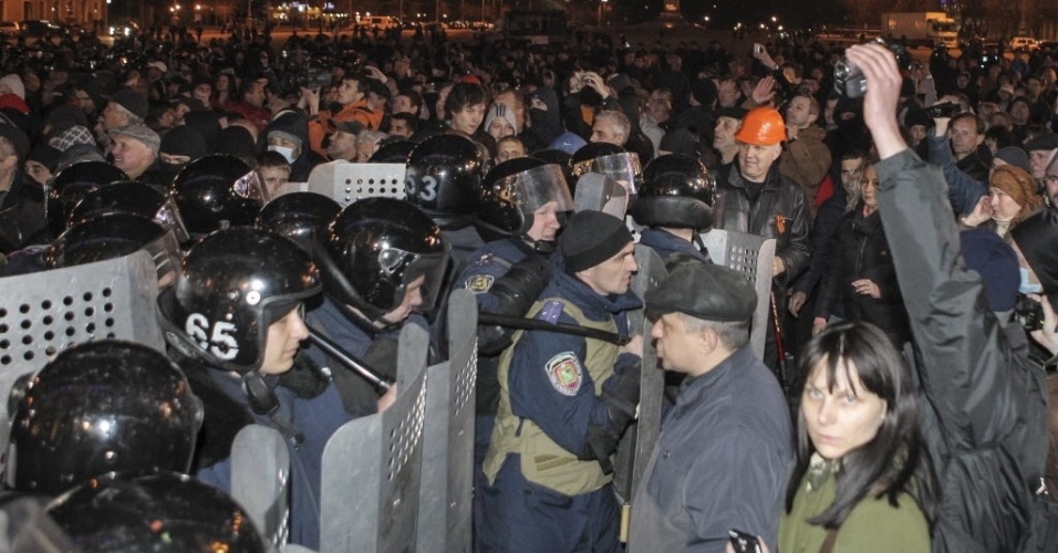 6.abr.2014 - Policiais bloqueiam manifestantes pró-Rússia durante um comício em Kharviv, na Ucrânia, neste domingo (6). Kharviv foi a terceira cidade onde se levantaram protestos de militantes pró-Rússia no país