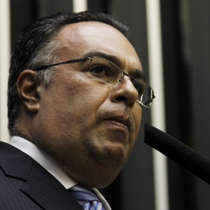 O então vice-presidente da Câmara dos Deputados, André Vargas (PT-PR), fez discurso em que admitiu que cometeu um "equívoco" ao utilizar uma aeronave emprestada pelo doleiro Alberto Yousseff , na última quarta-feira (2) - Beto Barata/Folhapress