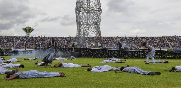 Atores lembram 20º aniversário do genocídio de Ruanda no estádio Amahoro, em Kigali