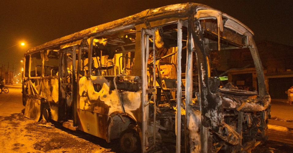 7.abr.2014 - Foto divulgada nesta segunda-feira (7) mostra um dos dois ônibus incendiados em Sapopemba, zona leste de São Paulo. Um caminhão também foi parcialmente incendiado, após a Polícia Militar balear um suposto assaltante durante uma ocorrência