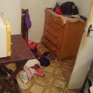 Imagem divulgada pela ONG Redes de Desenvolvimento da Maré mostra um cômodo revirado suposta invasão da polícia. A casa seria de Alexandre Rodrigues, 18, morto no Complexo da Maré - Divulgação/Redes de Desenvolvimento da Maré