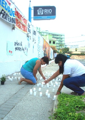 Moradores e amigos relembram os três anos do massacre de Realengo, na Escola Tasso da Silveira - Arion Marinho/Futura Press/Estadão Conteúdo