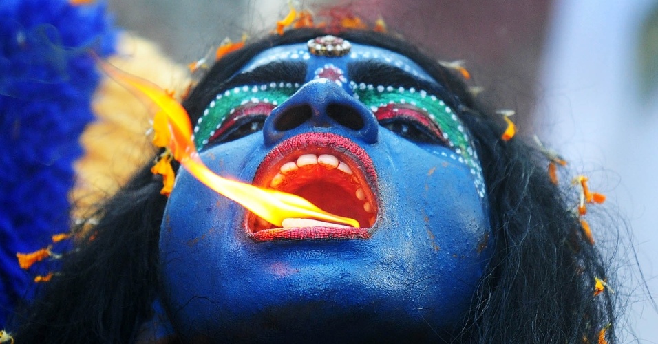 8.abr.2014 - Um artista vestido como a deusa hindu Kali participa de procissão para celebrar o festival Ram Navami em Allahabad, na Índia
