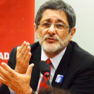 O ex-presidente da Petrobras, José Sérgio Gabrielli, discursa durante reunião da bancada do PT na Câmara dos Deputados - Renato Costa/Frame/Estadão Conteúdo