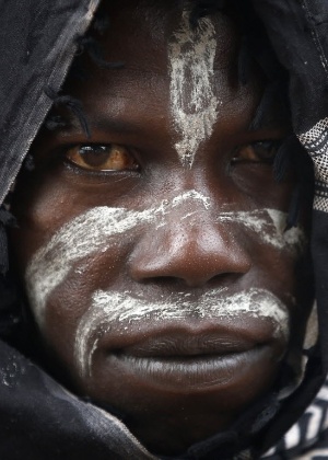 8.abr.2014 - Um membro do antibalaka, milícia cristã, posa para foto na aldeia de Zawa - Goran Tomasevic/ Reuters