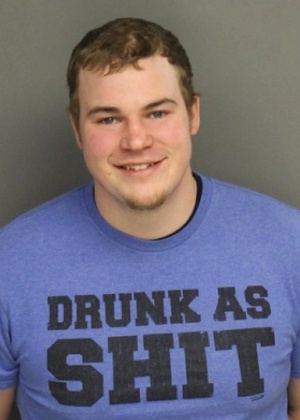 Jovem é preso por embriaguez ao volante nos EUA e usava camiseta bem apropriada... - Reprodução/Huffington Post