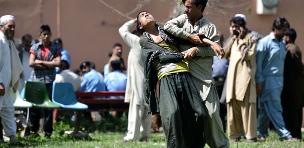 Paquistaneses lamentam, diante de hospital, a morte de parentes em atentado terrorista em Islamabad. O ataque pode ameaçar os diálogos de paz do governo com a milícia Taleban - Farooq Naeem/AFP