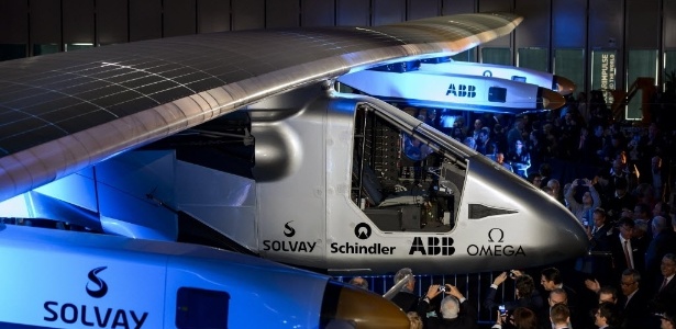Visitantes observam e tiram foto do Solar Impulse 2º durante a apresentação do veículo na Suíça - Fabrice Coffrini/AFP