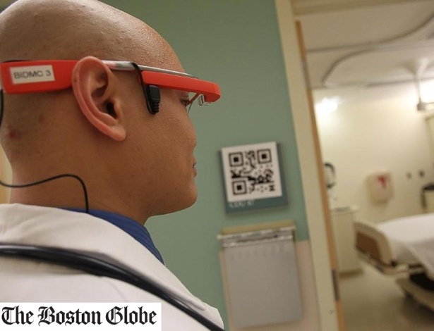 Steven Horng do Beth Israel, em Boston (EUA), posa com Google Glass; acessório ajuda a visualizar dados - Reprodução/Boston Globe