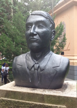 Grupo instalou busto de Eike Batista no pedestal onde estava a peça do pintor catarinense Victor Meirelles, na Praça XV, marco zero de Florianópolis - UOL