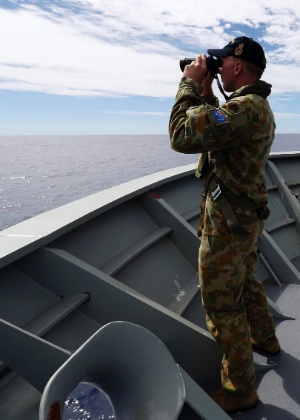 10.abr.2014 - Membro da Marinha australiana observa oceano Índico durante busca pelo avião da Malaysia Airlines