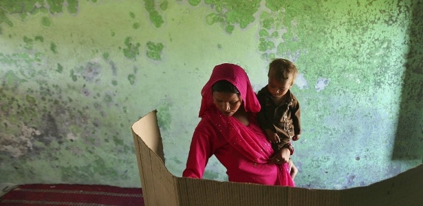 Mulher vota nas eleições gerais nos arredores de Jammu, na Índia; pleito será encerrado em 12 de maio - 10.abr.2014 - Mukesh Gupta/ Reuters