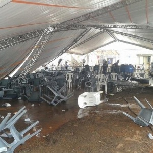 Uma tenda desabou ao lado de uma UPA (Unidade de Pronto Atendimento) em Ceilândia (DF) - Reprodução/Diário de Ceilândia