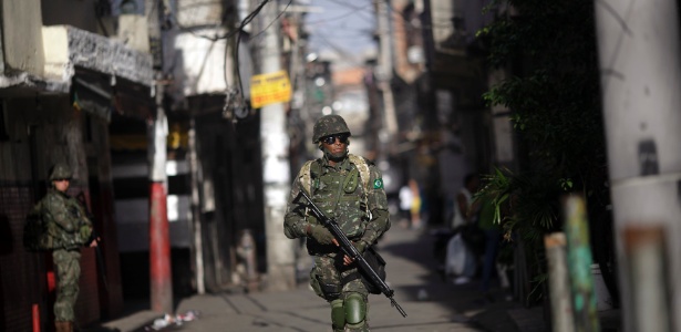 Há blindados, jipes, e militares armados com fuzis por toda parte - Ricardo Moraes/Reuters