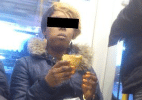 Homem acusa Facebook de fechar grupo com fotos de mulheres comendo no metrô - Reprodução/Daily Mail