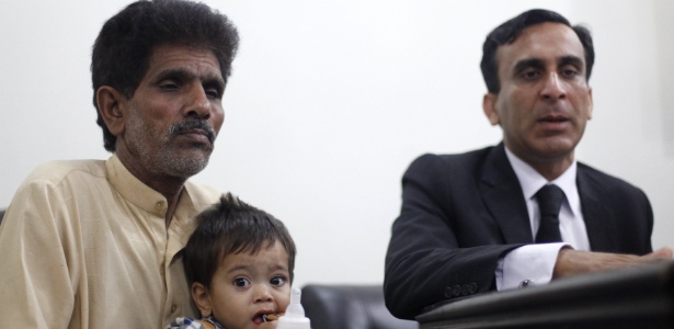 Bebê de nove meses, acusado de assassinato, comparece em audiência na Justiça do Paquistão - Mohsin Raza/Reuters