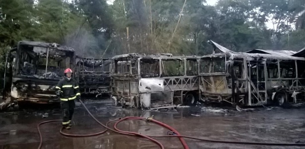  Um incêndio destruiu oito ônibus e danificou um microônibus, na cidade de Itabirito (55 km de Belo Horizonte, MG) -  Corpo de Bombeiro/MG/Divulgação